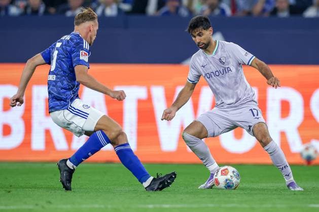 23 08 2025, Fußball, FC Schalke 04 VfL Bochum, 3 Spieltag, 2 Fußball Bundesliga, Veltins Arena Gelsenkirchen, Saison 2025 2026 Timo Becker Schalke04 05 im Zweikampf gegen Gerrit Holtmann VfL Bochum 17 DFB regulations prohibit any use of photographs as image sequences and or quasi video Nordrhein Westfalen Germany