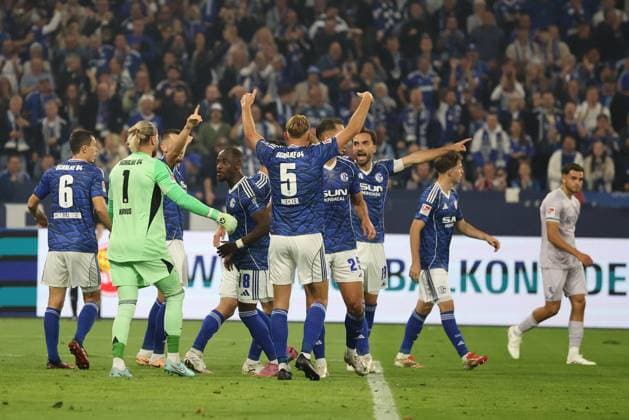 The players of FC Schalke 04 are happy about the penalty kick at the match of the 2 Bundesliga season 2025 26 FC Schalke 04 VfL Bochum 1848 Copyright Thomas Pakusch