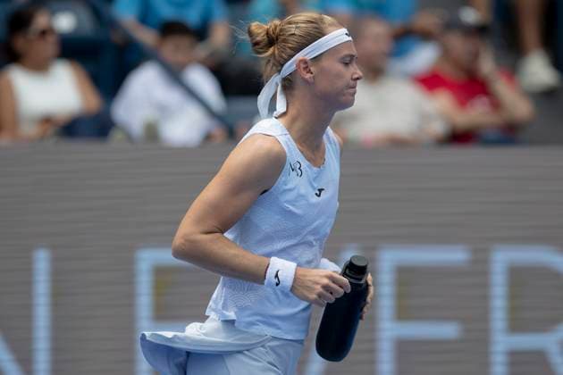 August 23, 2025, Monterrey, Nuevo Leon, Mexico: Marie BouzkovoÂ¡ (CZE) withdraws due to a hip injury during her match against Yekaterina Aleksandrova (RUS) during the semifinals at the Monterrey Open WTA, Tennis Damen 500. Monterrey Mexico - ZUMAo125 20250823_zip_o125_002 Copyright: xAntonioxOjedax