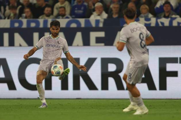 Gerrit Holtmann VfL Bochum in action, on the ball, single action during the 2 Bundesliga match between FC Schalke 04 and VfL Bochum, Veltins Arena on August 23, 2025 in Gelsenkirchen, Germany Photo by Oliver Kaelke DeFodi Images Gerrit Holtmann VfL Bochum controls the ball during the 2 Bundesliga match between FC Schalke 04 and VfL Bochum at Veltins Arena on August 23, 2025 in Gelsenkirchen, Germany Photo by Oliver Kaelke DeFodi Images DFB DFL REGULATIONS PROHIBIT ANY USE OF PHOTOGRAPHS AS IMAGE SEQUENCES AND OR QUASI VIDEO Photo by Oliver Kaelke DeFodi Images