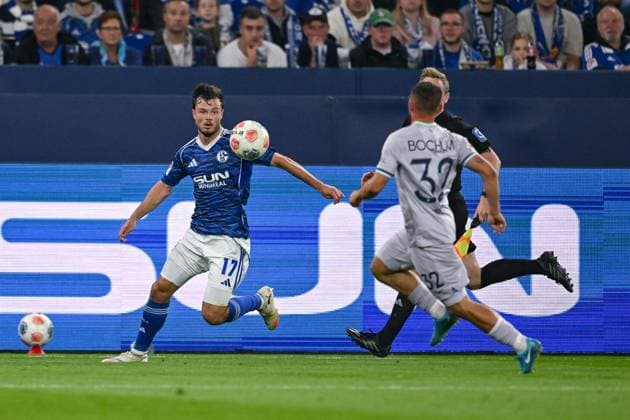23 08 2025, Football, 2 Bundesliga, Season 2025 2026, Matchday 3, FC Schalke 04 VfL Bochum, Adrian Gantenbein FC Schalke 04 , Maximilian Wittek VfL Bochum 1848 xRHR PHOTO YYx Copyright: KROEGER RHR-FOTOx RHR-FOTO YY