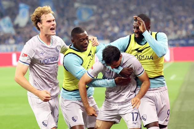 23 08 2025, xrekx, Fußball 2 Bundesliga, FC Schalke 04 VfL Bochum v l Torjubel nach dem Tor zum 0 1 celebrating the goal celebrate durch Gerrit Holtmann VfL Bochum DFL DFB REGULATIONS PROHIBIT ANY USE OF PHOTOGRAPHS as IMAGE SEQUENCES and or QUASI VIDEO Gelsenkirchen