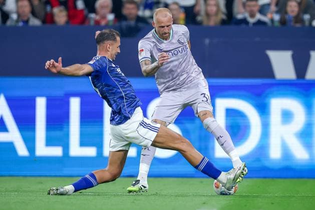 23 08 2025, Football, FC Schalke 04 VfL Bochum, Matchday 3, 2 Fußball Bundesliga, Veltins Arena Gelsenkirchen, Saison 2025 2026 Nikola Katic Schalke04 25 in duel against Philipp Hofmann VfL Bochum 33 DFB regulations prohibit any use of photographs as image sequences and or quasi video Nordrhein Westfalen Germany