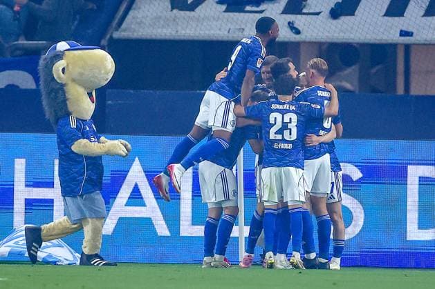 23 08 2025, Soccer, FC Schalke 04 VfL Bochum, Matchday 3, 2 Soccer Bundesliga, Veltins Arena Gelsenkirchen, Season 2025 2026 Goal celebration after the goal for the 1 1 equalizer by scorer Finn Porath Schalke04 27 DFB regulations prohibit any use of photographs as image sequences and or quasi video Nordrhein Westfalen Germany