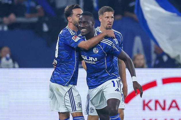 23 08 2025, Fußball, FC Schalke 04 VfL Bochum, 3 Spieltag, 2 Fußball Bundesliga, Veltins Arena Gelsenkirchen, Saison 2025 2026 Torjubel nach dem Tor zum 2 1 durch Torschütze Bryan Lasme Schalke04 11 zusammen mit Kenan Karaman Schalke04 19 DFB regulations prohibit any use of photographs as image sequences and or quasi video Nordrhein Westfalen Germany
