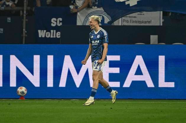 Goal celebration for 1 1 by Finn Porath Schalke , FC Schalke 04 vs VfL Bochum , Soccer, 2 Bundesliga, 3 Matchday, 23 08 2025 DFB regulations prohibit any use of photographs as image sequences and or quasi video Gelsenkirchen Nordrhein Westfalen Germany Copyright: xkolbert-press MarcxNiemeyerx
