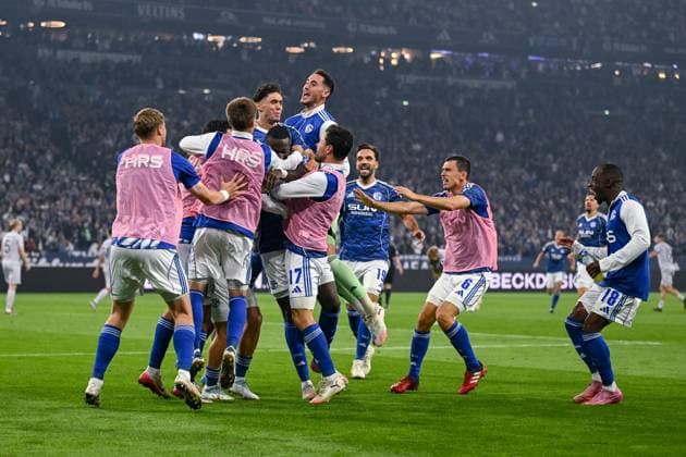 23 08 2025, Football, 2 Bundesliga, Season 2025 2026, Matchday 3, FC Schalke 04 VfL Bochum, Bryan Lasme FC Schalke 04 celebrates the goal for 2 1 with the team, xRHR PHOTO YYx Copyright: KROEGER RHR-FOTOx RHR-FOTO YY
