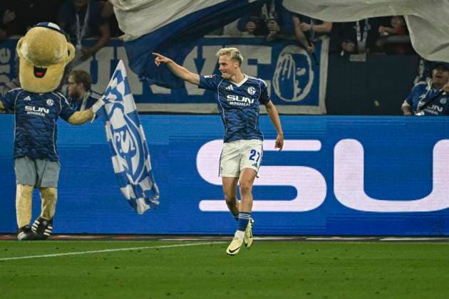 Goal celebration for 1 1 by Finn Porath Schalke , FC Schalke 04 vs VfL Bochum , Soccer, 2 Bundesliga, 3 Matchday, 23 08 2025 DFB regulations prohibit any use of photographs as image sequences and or quasi video Gelsenkirchen Nordrhein Westfalen Germany Copyright: xkolbert-press MarcxNiemeyerx