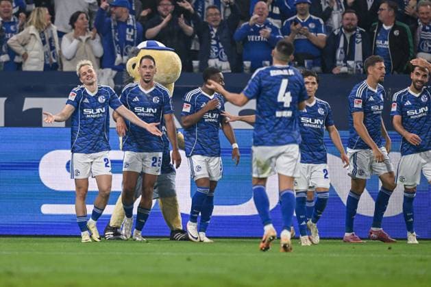 23 08 2025, Football, 2 Bundesliga, Season 2025 2026, Matchday 3, FC Schalke 04 VfL Bochum, Finn Porath FC Schalke 04 celebrates the goal for 1 1 with the team, xRHR PHOTO YYx Copyright: KROEGER RHR-FOTOx RHR-FOTO YY