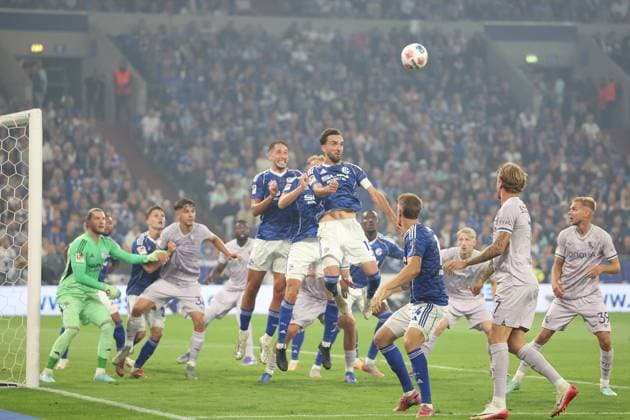 23 08 2025, xrekx, Fußball 2 Bundesliga, FC Schalke 04 VfL Bochum v l Loris Karius FC Schalke 04 Kenan Karaman FC Schalke 04 DFL DFB REGULATIONS PROHIBIT ANY USE OF PHOTOGRAPHS as IMAGE SEQUENCES and or QUASI VIDEO Gelsenkirchen