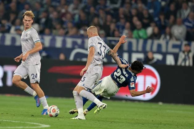 Philipp Hofmann VfL Bochum pulls Soufiane El Faouzi FC Schalke 04 to the ground during the match of the 2 Bundesliga season 2025 26 FC Schalke 04 VfL Bochum 1848 Copyright Thomas Pakusch