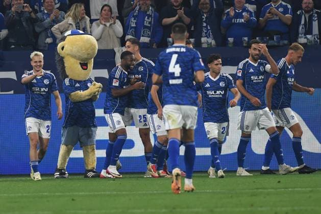 Finn Porath FC Schalke 04 celebrates after scoring his team™s first goal with teammates during the 2 Bundesliga match between FC Schalke 04 and VfL Bochum, Veltins Arena on August 23, 2025 in Gelsenkirchen, Germany, Germany Photo by Ralf Treese DeFodi Images Finn Porath FC Schalke 04 celebrates after scoring his team™s first goal with teammates during the 2 Bundesliga match between FC Schalke 04 and VfL Bochum at Veltins Arena on August 23, 2025 in Gelsenkirchen, Germany Photo by Ralf Treese DeFodi Images Photo by Ralf Treese DeFodi Images