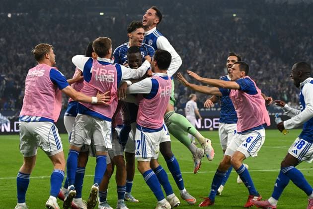 Bryan Lasme FC Schalke 04 celebrates after scoring his team™s second goal with teammates during the 2 Bundesliga match between FC Schalke 04 and VfL Bochum, Veltins Arena on August 23, 2025 in Gelsenkirchen, Germany, Germany Photo by Ralf Treese DeFodi Images Bryan Lasme FC Schalke 04 celebrates after scoring his team™s second goal with teammates during the 2 Bundesliga match between FC Schalke 04 and VfL Bochum at Veltins Arena on August 23, 2025 in Gelsenkirchen, Germany Photo by Ralf Treese DeFodi Images Photo by Ralf Treese DeFodi Images