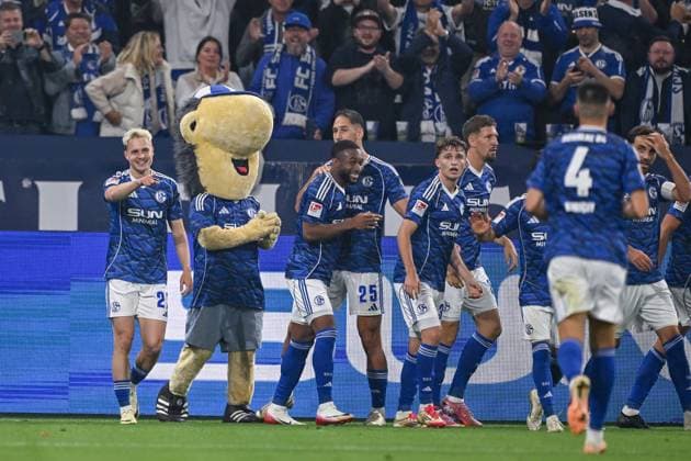 23 08 2025, Football, 2 Bundesliga, Season 2025 2026, Matchday 3, FC Schalke 04 VfL Bochum, Finn Porath FC Schalke 04 celebrates the goal for 1 1 with the team, xRHR PHOTO YYx Copyright: KROEGER RHR-FOTOx RHR-FOTO YY