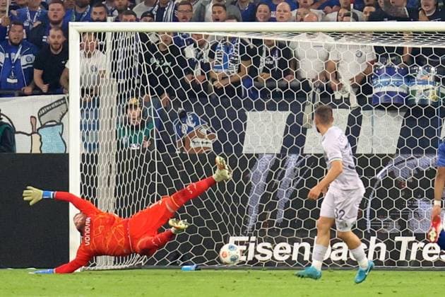 23 08 2025, xrekx, Soccer 2 Bundesliga, FC Schalke 04 VfL Bochum v l Goal kick to 2 1 by Bryan Lasme FC Schalke 04 Timo Horn VfL Bochum DFL DFB REGULATIONS PROHIBIT ANY USE OF PHOTOGRAPHS as IMAGE SEQUENCES and or QUASI VIDEO Gelsenkirchen