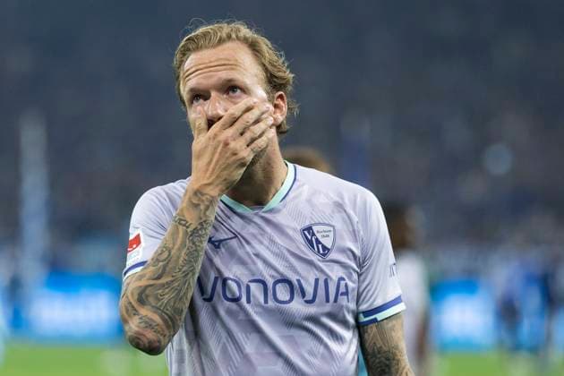 2 Fußball Bundesliga, FC Schalke 04 VfL Bochum 23 08 2025 Kevin Vogt VfL Bochum, 7 hadert mit der Niederlage 2 Fußball Bundesliga, FC Schalke 04 VfL Bochum, 3 Spieltag, am 23 08 2025, Veltins Arena, Gelsenkirchen DFL regulations prohibit any use of photographs as image sequences and or quasi video Copyright: xBEAUTIFULxSPORTS Meuselx