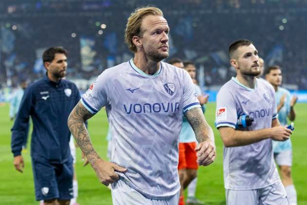 2 Soccer Bundesliga, FC Schalke 04 VfL Bochum 23 08 2025 Kevin Vogt VfL Bochum, 7 , Gerrit Holtmann VfL Bochum, 17 and Matus Bero VfL Bochum, 19 9 disappointed after the match 2 Soccer Bundesliga, FC Schalke 04 VfL Bochum, Matchday 3, on 23 08 2025, Veltins Arena, Gelsenkirchen DFL regulations prohibit any use of photographs as image sequences and or quasi video Copyright: xBEAUTIFULxSPORTS Meuselx