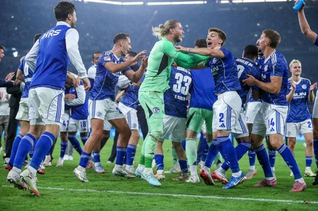 23 08 2025, Football, FC Schalke 04 VfL Bochum, Matchday 3, 2 Soccer Bundesliga, Veltins Arena Gelsenkirchen, Season 2025 2026 Final celebration after the 2 1 victory against Bochum The Schalke team celebrates the victory Goalkeeper Loris Karius Schalke04 01 Felipe Sanchez Schalke04 02 DFB regulations prohibit any use of photographs as image sequences and or quasi video Nordrhein Westfalen Germany
