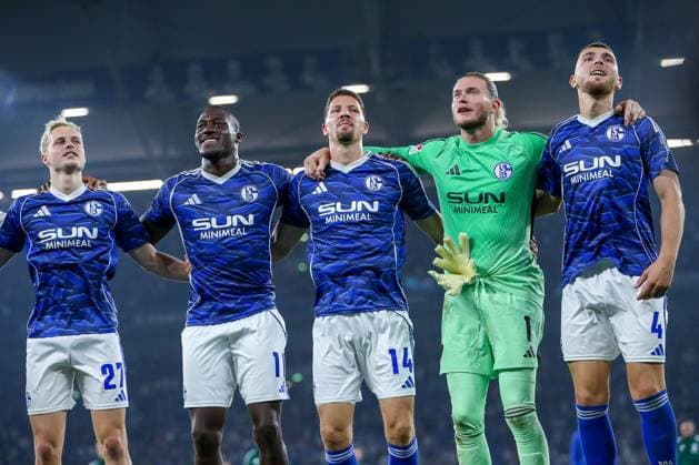 23 08 2025, Football, FC Schalke 04 VfL Bochum, Matchday 3, 2 Soccer Bundesliga, Veltins Arena Gelsenkirchen, Season 2025 2026 Final celebration after the 2 1 victory against Bochum The Schalke team celebrates the victory Finn Porath Schalke04 27 Bryan Lasme Schalke04 11 Janik Bachmann Schalke04 14 Goalkeeper Loris Karius Schalke04 01 Hasan Kurucay Schalke04 04 DFB regulations prohibit any use of photographs as image sequences and or quasi video Nordrhein Westfalen Germany