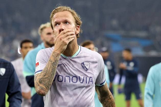 23 08 2025, xrekx, Soccer 2 Bundesliga, FC Schalke 04 VfL Bochum v l The team on the way to the guest block^Kevin Vogt VfL Bochum disappointed, disappointed, sad, frustrated DFL DFB REGULATIONS PROHIBIT ANY USE OF PHOTOGRAPHS as IMAGE SEQUENCES and or QUASI VIDEO Gelsenkirchen