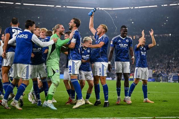 23 08 2025, Football, 2 Bundesliga, Season 2025 2026, Matchday 3, FC Schalke 04 VfL Bochum, FC Schalke 04 celebrate the home win with the fans Goalkeeper Loris Karius FC Schalke 04 , Kenan Karaman FC Schalke 04 , Timo Becker FC Schalke 04 , Bryan Lasme FC Schalke 04 xRHR PHOTO YYx Copyright: KROEGER RHR-FOTOx RHR-FOTO YY
