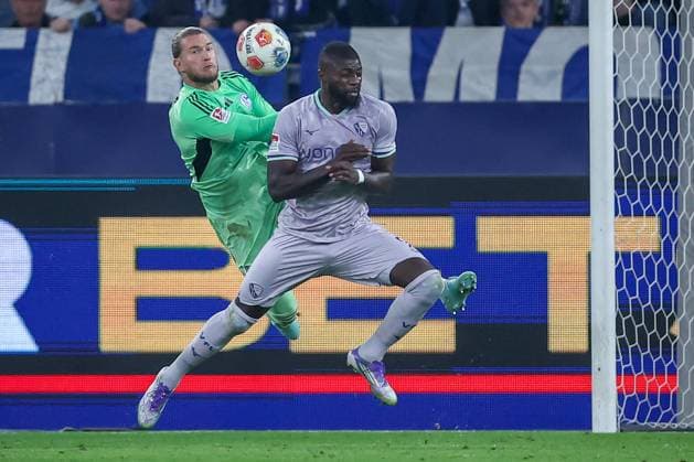 23 08 2025, Football, FC Schalke 04 VfL Bochum, Matchday 3, 2 Fußball Bundesliga, Veltins Arena Gelsenkirchen, Season 2025 2026 Goalkeeper Loris Karius Schalke04 01 defends the goal against Ibrahim Sissoko VfL Bochum 09 DFB regulations prohibit any use of photographs as image sequences and or quasi video Nordrhein Westfalen Germany