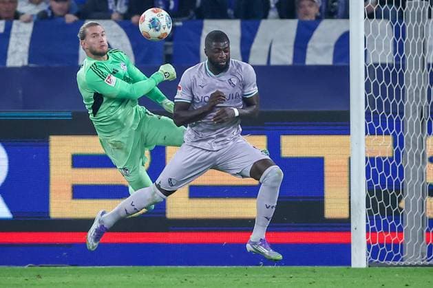 23 08 2025, Football, FC Schalke 04 VfL Bochum, Matchday 3, 2 Fußball Bundesliga, Veltins Arena Gelsenkirchen, Season 2025 2026 Goalkeeper Loris Karius Schalke04 01 defends the goal against Ibrahim Sissoko VfL Bochum 09 DFB regulations prohibit any use of photographs as image sequences and or quasi video Nordrhein Westfalen Germany