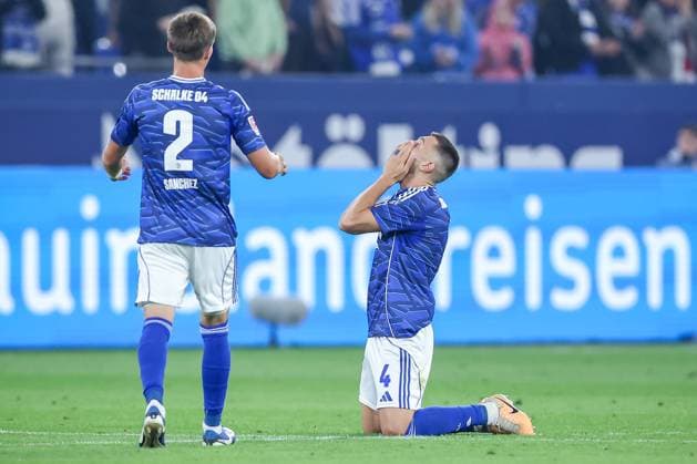 23 08 2025, Football, FC Schalke 04 VfL Bochum, Matchday 3, 2 Soccer Bundesliga, Veltins Arena Gelsenkirchen, Season 2025 2026 Final celebration after the 2 1 victory against Bochum The team celebrates the victory Felipe Sanchez Schalke04 02 together with Hasan Kurucay Schalke04 04 DFB regulations prohibit any use of photographs as image sequences and or quasi video Nordrhein Westfalen Germany