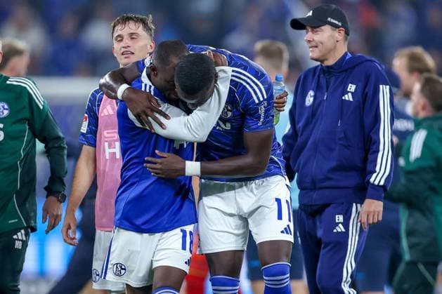 23 08 2025, Football, FC Schalke 04 VfL Bochum, Matchday 3, 2 Bundesliga, Veltins Arena Gelsenkirchen, Season 2025 2026 Final celebration after the 2 1 win against Bochum The team celebrates the victory Christopher Antwi Adjei Schalke04 18 and Bryan Lasme Schalke04 11 are happy in each others arms DFB regulations prohibit any use of photographs as image sequences and or quasi video Nordrhein Westfalen Germany