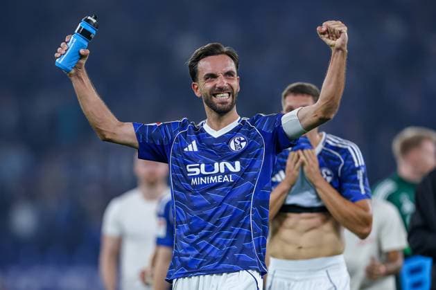 23 08 2025, Fußball, FC Schalke 04 VfL Bochum, 3 Spieltag, 2 Fußball Bundesliga, Veltins Arena Gelsenkirchen, Saison 2025 2026 Abschlussjubel nach dem 2 1 Sieg gegen Bochum Die Mannschaft feiert den SIeg Kenan Karaman Schalke04 19 jubelnd DFB regulations prohibit any use of photographs as image sequences and or quasi video Nordrhein Westfalen Germany