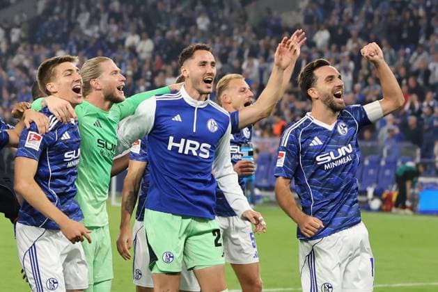 The players of FC Schalke 04 are happy about the victory in the match of the 2 Bundesliga season 2025 26 FC Schalke 04 VfL Bochum 1848 Copyright Thomas Pakusch