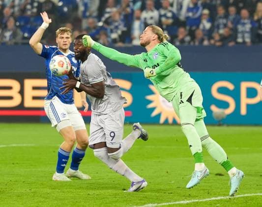 Loris Karius FC Schalke 04, 1 fists the ball away from Ibrahim Sissoko VfL Bochum 1848, 9 GER, FC Schalke 04 vs VfL Bochum 1848, 2 Bundesliga, Matchday 3, Season 2025 2026, 23 08 2025 DFL REGULATES PROHIBIT ANY USE OF PHOTOGRAPHS AS IMAGE SEQUENCES AND OR QUASI VIDEO GER, FC Schalke 04 vs VfL Bochum 1848, 2 Bundesliga, Matchday 3, Season 2025 2026, 23 08 2025 Gelsenkirchen Copyright: xEibner-Pressefoto ScottxColemanx EP_SCN