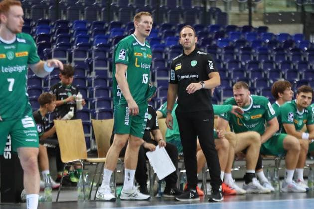 Handball test match SC DHfK Leipzig vs HC Banik Karvina, 23 08 25 Head Coach Raul Alonso SC DHfK Leipzig with Adam Lönn 15, SC DHfK Leipzig Handball, DAIKIN HBL, Season 2025 2026, Test match SC DHfK Leipzig vs HC Banik Karvina on 23 08 25 in the Quarterback Immobilien Arena Leipzig Copyright: xBEAUTIFULxSPORTS JanxKaeferx