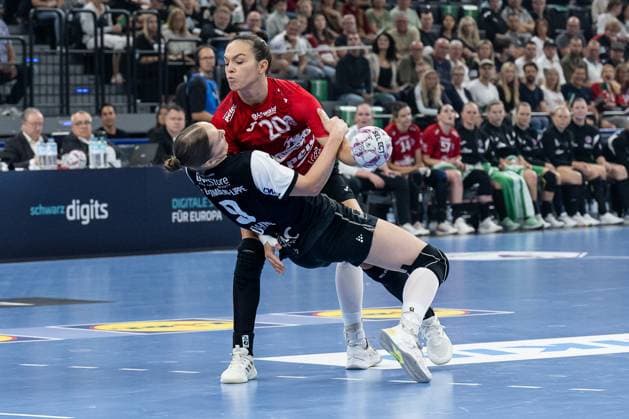 Nieke Kuehne HSG Blomberg Lippe, 9 in defense against Jana Scheib Thueringer HC, 20 GER, HSG Blomberg Lippe vs Thueringer HC, Handball, HBF Supercup 2025, Final, 23 08 2025 GER, HSG Blomberg Lippe vs Thueringer HC, Handball, HBF Supercup 2025, Final, 23 08 2025 Muenchen Copyright: xEibner-Pressefoto HeikexFeinerx EP_HFR