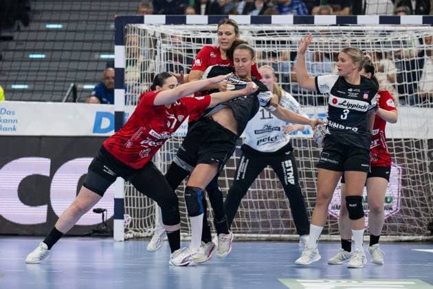 Josefine Hanfland Thueringer HC, 57 and Anika Niederwieser Thueringer HC, 14 defend against Malin Sandberg HSG Blomberg Lippe, 28 , right Laura Rueffieux HSG Blomberg Lippe, 3 GER, HSG Blomberg Lippe vs Thueringer HC, Handball, HBF Supercup 2025, Final, 23 08 2025 GER, HSG Blomberg Lippe vs Thueringer HC, Handball, HBF Supercup 2025, Final, 23 08 2025 Munich Copyright: xEibner-Pressefoto HeikexFeinerx EP_HFR