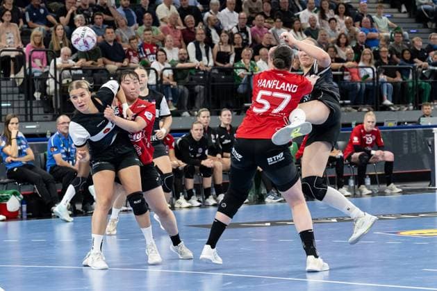 Josefine Hanfland Thueringer HC, 57 defends against Nieke Kuehne HSG Blomberg Lippe, 9 GER, HSG Blomberg Lippe vs Thueringer HC, Handball, HBF Supercup 2025, Final, 23 08 2025 GER, HSG Blomberg Lippe vs Thueringer HC, Handball, HBF Supercup 2025, Final, 23 08 2025 Munich Copyright: xEibner-Pressefoto HeikexFeinerx EP_HFR