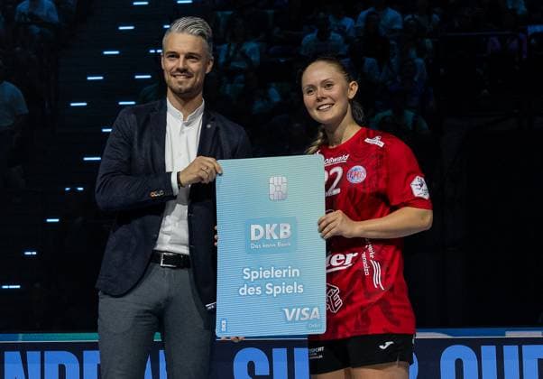 Rikke Hoffbeck Petersen Thueringer HC, 22 receives the player of the match award after the game GER, HSG Blomberg Lippe vs Thueringer HC, Handball, HBF Supercup 2025, Final, 23 08 2025 GER, HSG Blomberg Lippe vs Thueringer HC, Handball, HBF Supercup 2025, Final, 23 08 2025 Munich Copyright: xEibner-Pressefoto HeikexFeinerx EP_HFR