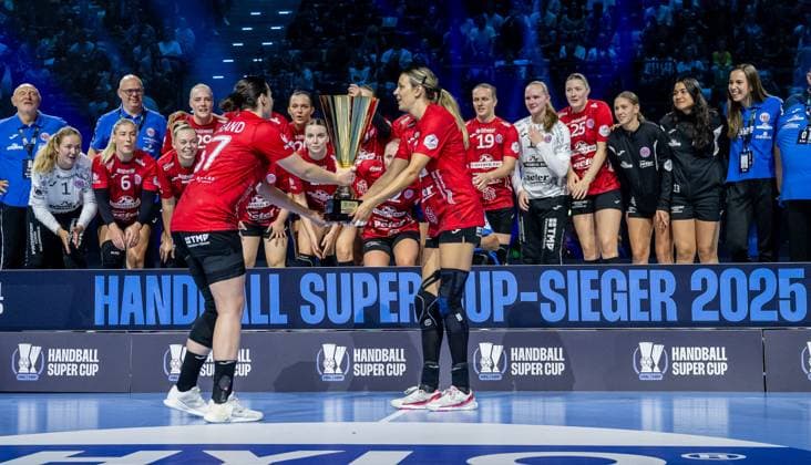 Josefine Hanfland Thueringer HC, 57 and Anika Niederwieser Thueringer HC, 14 get ready to present the cup Supercup GER, HSG Blomberg Lippe vs Thueringer HC, Handball, HBF Supercup 2025, Final, 23 08 2025 GER, HSG Blomberg Lippe vs Thueringer HC, Handball, HBF Supercup 2025, Final, 23 08 2025 Munich Copyright: xEibner-Pressefoto HeikexFeinerx EP_HFR