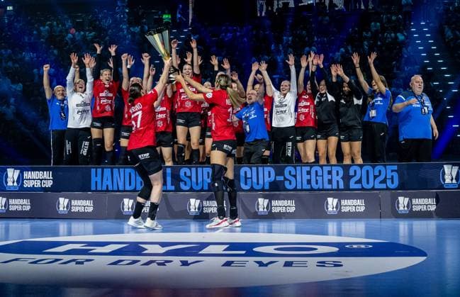 The Thueringer HC team celebrates winning the HBF Supercup 2025 at the award ceremony GER, HSG Blomberg Lippe vs Thueringer HC, Handball, HBF Supercup 2025, Final, 23 08 2025 GER, HSG Blomberg Lippe vs Thueringer HC, Handball, HBF Supercup 2025, Final, 23 08 2025 Munich Copyright: xEibner-Pressefoto HeikexFeinerx EP_HFR