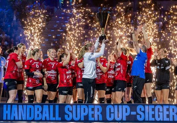 The Thueringer HC team celebrates winning the HBF Supercup 2025 at the award ceremony GER, HSG Blomberg Lippe vs Thueringer HC, Handball, HBF Supercup 2025, Final, 23 08 2025 GER, HSG Blomberg Lippe vs Thueringer HC, Handball, HBF Supercup 2025, Final, 23 08 2025 Munich Copyright: xEibner-Pressefoto HeikexFeinerx EP_HFR