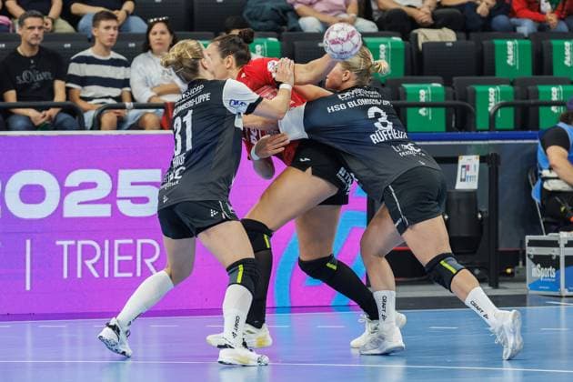 Jana Scheib Thüringer HC, 20 in the pincers of Alexia Hauf Blomberg Lippe, 31 and Laura Rüffieux Blomberg Lippe, 3 , 23 08 2025, Munich Germany , Womens Handball Super Cup 2025 xprx