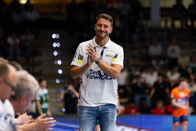 Ben MATSCHKE FRISCH AUF Goeppingen, Coach applauds, positive emotions FRISCH AUF Goeppingen FAG vs SKK Talent Pilsen, Handball, Men, Players Night, Test match, Season opening, Season 2025 2026, 23 08 2025 FRISCH AUF Goeppingen FAG vs SKK Talent Pilsen, Handball, Men, Players Night, Test match, Season opening, Season 2025 2026, 23 08 2025 Goeppingen Copyright: xEibnerxPressefoto OliverxSchmidtx EP_OST