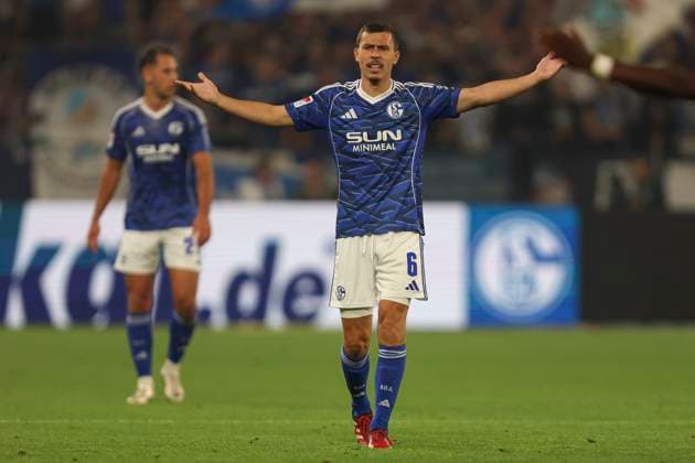 Ron Schallenberg FC Schalke 04 gestures, gestures during the 2 Bundesliga match between FC Schalke 04 and VfL Bochum, Veltins Arena on August 23, 2025 in Gelsenkirchen, Germany Photo by Oliver Kaelke DeFodi Images Ron Schallenberg FC Schalke 04 gestures during the 2 Bundesliga match between FC Schalke 04 and VfL Bochum at Veltins Arena on August 23, 2025 in Gelsenkirchen, Germany Photo by Oliver Kaelke DeFodi Images DFB DFL REGULATIONS PROHIBIT ANY USE OF PHOTOGRAPHS AS IMAGE SEQUENCES AND OR QUASI VIDEO Photo by Oliver Kaelke DeFodi Images