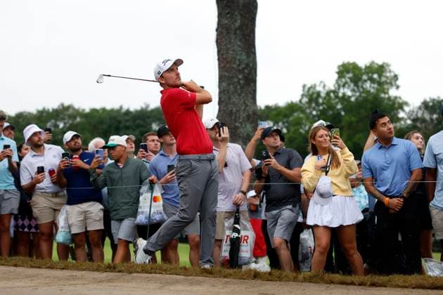 ATLANTA, GA - AUGUST 23: Russell Henley of the United States hits from the rough on No. 18 during the third round of the PGA, Golf Herren Tour Championship, August 23, 2025 at East Lake Golf Club in Atlanta, Georgia. (Photo by Matthew Maxey Icon Sportswire) GOLF: AUG 23 PGA FedEx Cup Playoffs - Tour Championship EDITORIAL USE ONLY Icon250823045