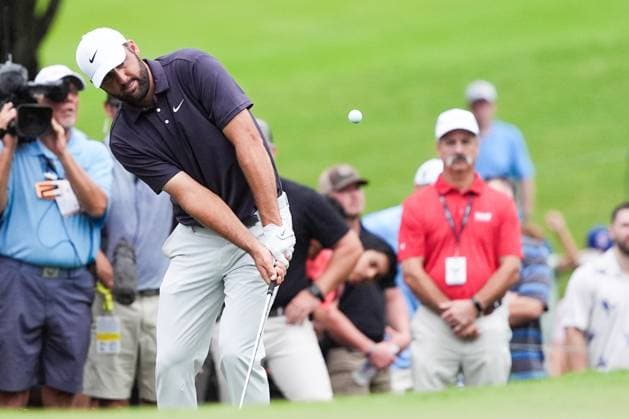August 23, 2025, Atlanta, Georgia, USA: Scottie Scheffler (USA) chips on to the 11th green during the third round of the 2025 TOUR Championship at East Lake Golf Club. Atlanta USA - ZUMAw109 20250823_fap_w109_010 Copyright: xDebbyxWongx