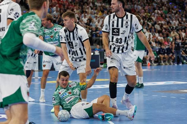 Tim Freihöfer Füchse Berlin, 20 on the ground, behind him from left Bence Imre THW Kiel, 91 , Veron Nacinovic THW Kiel, 93 , 23 08 2025, Munich Germany , Mens Handball Super Cup 2025 xprx