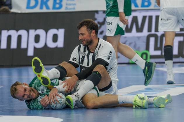 from left Mathias Gidsel Füchse Berlin, 19 , Domagoj Duvnjak THW Kiel, 4 , Kabbelei on the ground, 23 08 2025, Munich Germany , Mens Handball Super Cup 2025 xprx