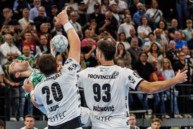 from left Lukas Laube THW Kiel, 20 , Veron Nacinovic THW Kiel, 93 , behind him in the air Mathias Gidsel Füchse Berlin, 19 , 23 08 2025, Munich Germany , Mens Handball Super Cup 2025 xprx