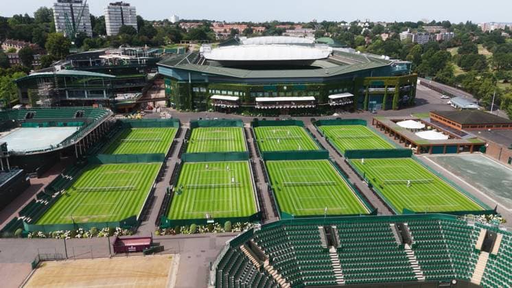 LONDON, UK - AUGUST 5, 2025 - Luftaufnahme der Tennisplätze von Wimbledon mit dem Centre Court und den Übungsplätzen im Freien bei Tageslicht in London LONDON, UK - AUGUST 5, 2025 - High angle view of Wimbledon Tennis Courts with players practicing on outdoor courts and Centre Court in the background (License=RF) 23897670 Copyright: xZoonar.com ÊrikxLattweinx 23897670