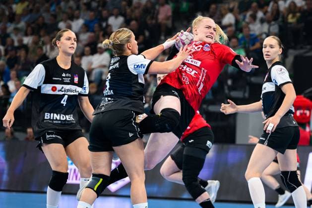 Muenchen HBF Super Cup 2025 HSG Blomberg Lippe Thueringer HC from left in duel Laura Rüffieux Rueffieux Blomberg , Johanna Reichert Thueringer HC Muenchen SAP Garden Bayern Germany